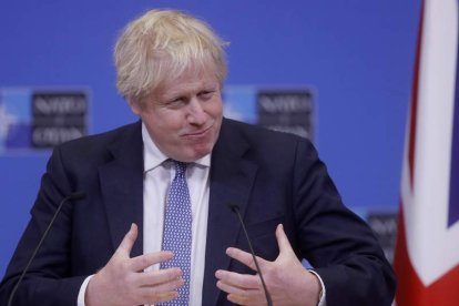 Imagen del primer ministro Boris Johnson, ayer, en Polonia. OLIVER HOSLET