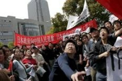 Un grupo de manifestantes lanza piedras contra el consulado de Japón en Shangai