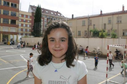 Cristina Aledo Díaz en el patio del colegio Virgen Blanca.