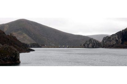 El pantano de los Barrios de Luna forma parte del territorio protegido por la Reserva de la Biosfera Valles de Omaña y Luna. MARCIANO PÉREZ