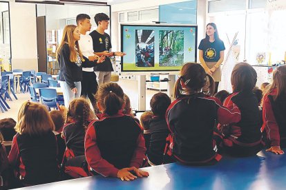 Los alumnos de los cursos superiores acompañan a los más pequeños en algunas actividades que se organizan en el centro educativo de la Compañia de Jesús. DL