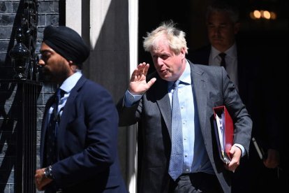 Boris Johnson sale de su domicilio oficial en el 10 de Downing Street, ayer. ANDY RAIN