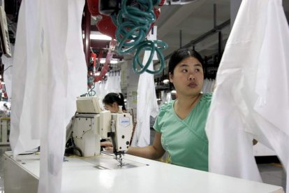 Trabajadores fabricando ropa en la mayor empresa de confección china, la Youngor Group en Ningbo.