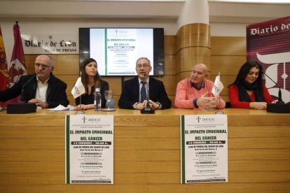 Mesa redonda y público asistente al Club de Prensa. RAMIRO