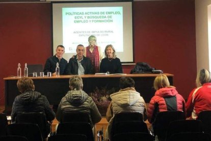 Un momento de la jornada-taller celebrada ayer en Murias de Paredes. DL