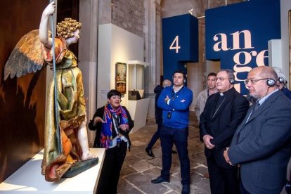 El vicepresidente de la Junta de Castilla y León, Francisco Igea (d), durante su visita a la exposición "Angeli", en Lerma (Burgos), dentro de Las Edades del Hombre, uno de los proyectos culturales más importantes de Castilla y León. EFE/Santi Otero