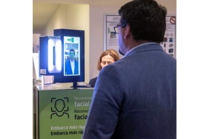 Identificación facial de pasajeros en el aeropuerto de Mahón (Menorca). DAVID ARQUIMBAU