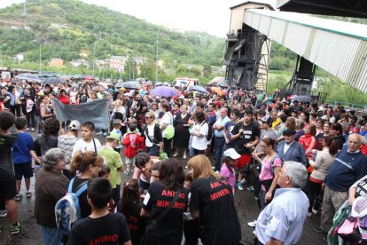 Vecinos de toda la cuenca Fabero-Sil se congregaron frente al pozo de Santa Cruz en apoyo a los encerrados.