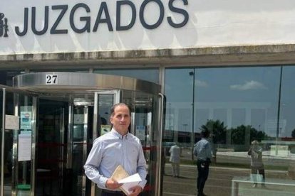 David González, ayer a la puerta de la junta electoral. DL