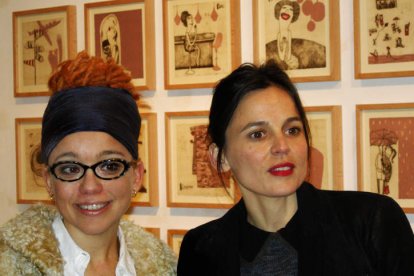 Las hermanas Marina y Elena Anaya en la inauguración de la exposición que la primera protagoniza en Caja España-Duero.