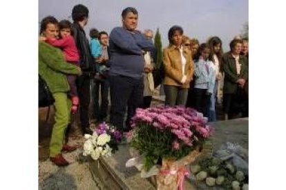 Decenas de familiares acudieron al acto de homenaje