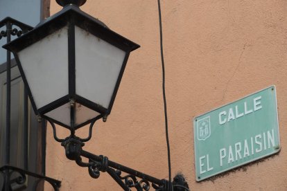 La calle del Paraisín perdió en 1940 el arco del mismo nombre que marcaba una de los accesos a la ciudad medieval. En la Concejalía de Patrimonio Histórico recalcan que, en realidad, no se sabe a ciencia cierta por qué se le llamó a la calle y al arco Paraisín. Será una de las placas cuyo texto explicativo será más difícil de elaborar. La Concejalía buscará el consenso con expertos antes de añadir los textos. L. DE LA MATA