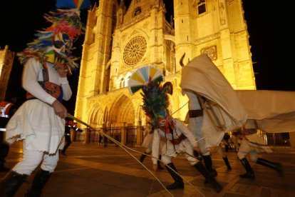 Velilla de la Reina: Caretas de colores, armazones de madera y linos salen de los arcones para rememorar el antruejo. Toros y guirrios recorrieron las calles más céntricas de la ciudad para celebrar el antruejo en León.