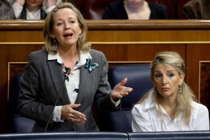 Las vicepresidentas de Economía y Empleo, Nadia Calviño y Yolanda Díaz. MARISCAL