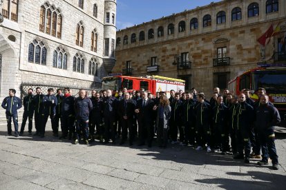 Los 40 profesionales que ya han tomado posesión de su cargo como bomberos del Servicio de Prevención, Extinción de Incendios y Salvamento (Sepies). FERNANDO OTERO