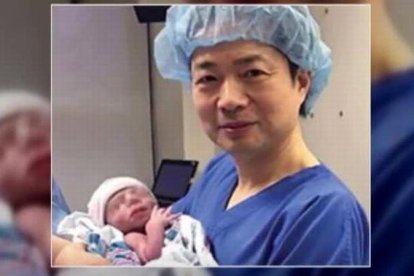 El doctor John Zhang sostiene a Abrahim Hassan, primer bebé nacido del ADN de tres personas