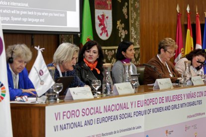 La comisaria europea de Igualdad, Helena Dalli (tercera por la izquierda) en el foro. FERNANDO OTERO