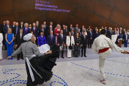 Dos dantzaris bailan el aurresku de honor durante el acto de entrega de los Premios Fronteras. LUIS TEJIDO