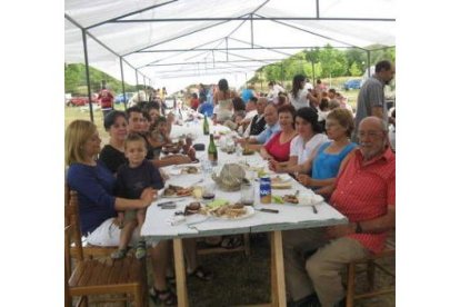 Hermandad entre foráneos y vecinos en una gran comida