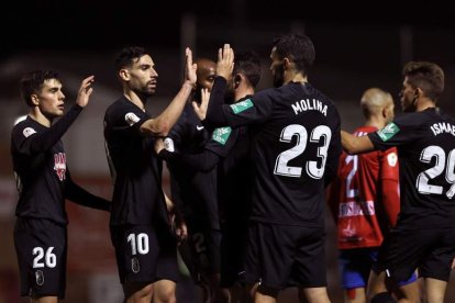 Los jugadores granadinos celebran su clasificación. JUANJO MARTÍN