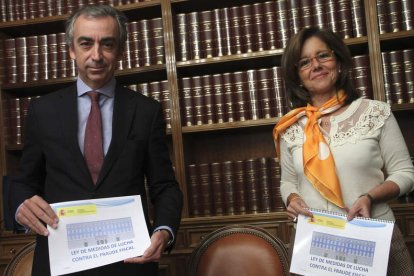 El secretario de Estado de Hacienda, Ferre y la directora de la Agencia Tributaria, Viana.