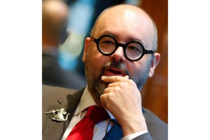 Ruiz Zafón, en una imagen de mayo de 2017, con sus dragones fetiche en la solapa. DAVID FERNÁNDEZ