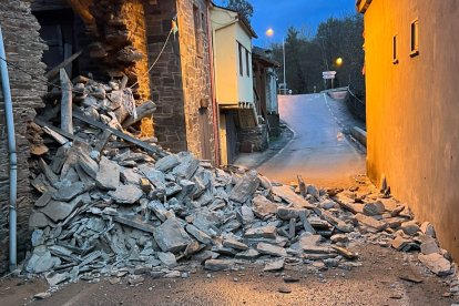 El movimiento de la montaña provocó el colapso de uno de los muros de una bodega. DL