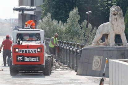 Operarios municipales en el Puente de los Leones. RAMIRO