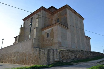 Ala este de la iglesia de Matadeón de los Oteros, donde se realizará la mayor intervención. MEDINA