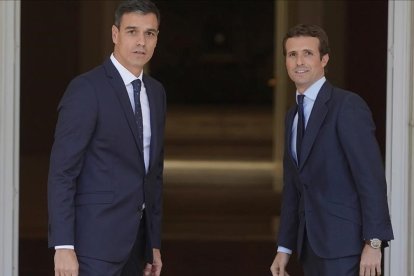 Pedro Sánchez recibe a Pablo Casado en la Moncloa.