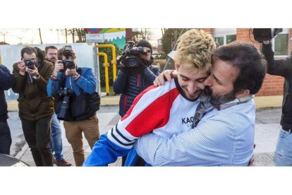 Lucho abraza a su padre tras su salida de la prisión de Burgos en marzo, donde estaba en prisión preventiva. SANTI OTERO