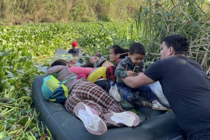 Una familia cruza en un colchón inflable el río Bravo. ABRAHAM PINEDA JÁCOME