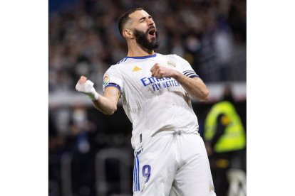 Benzema celebra su gol al Atlético, el que situaba el 1-0 y allanaba el camino a la victoria. JIMÉNEZ