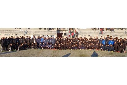 Los 120 jugadores participantes y sus entrenadores dejaron un gran sabor de boca durante todo el día en el torneo infantil organizado por La 8 Bierzo. M. MACÍAS