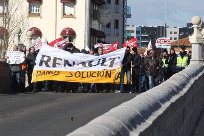 Los trabajadores, en la manifestación de ayer.