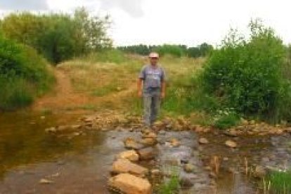 Lucio Alonso, alcalde pedáneo, vadea el Jamuz cerca del lugar en el que se encontraba el puente