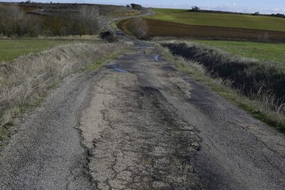 Imagen del mal estado que presenta la carretera de Joarilla de las Matas. ACACIO DÍAZ