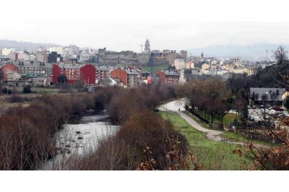 Una imagen del cauce del río Sil entre el barrio de la Estación y el Pajariel, desde donde se iniciará el dique hasta Toral.