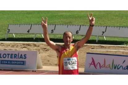 José Huerga celebra su pase a la final de los 800 metros. DL