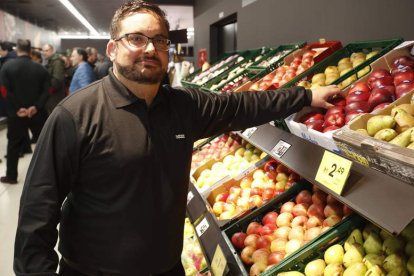 Mario Fernández Álvarez, en la frutería. RAMIRO