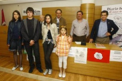 Los ganadores del concurso de dibujo sobre lucha leonesa posan juntos tras la entrega de premios.