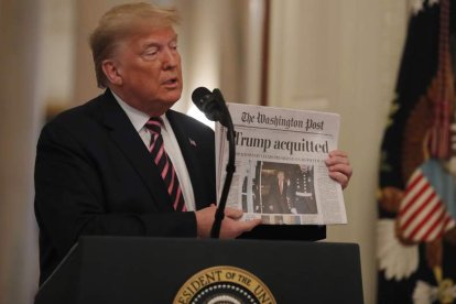 Trump muestra un diario que anuncia el fin del juicio político.