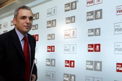 Rafael Simancas sale de la sede del PSOE en Madrid, en una imagen de archivo.