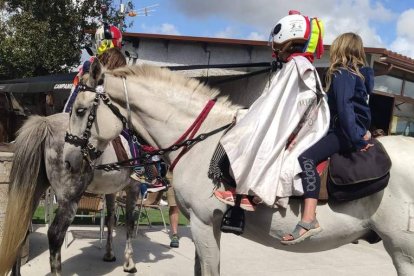 Los jinetes enmascarados ofrecen subir a los caballos durante sus acciones. DL