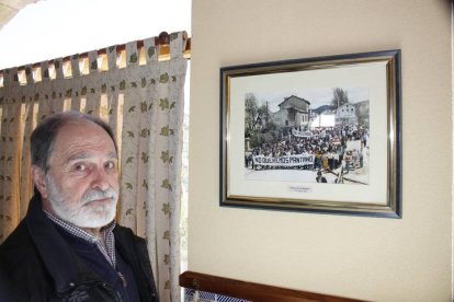 Guillermo Hernández posa con una foto de la manifestación contra el pantano de Riaño. CAMPOS