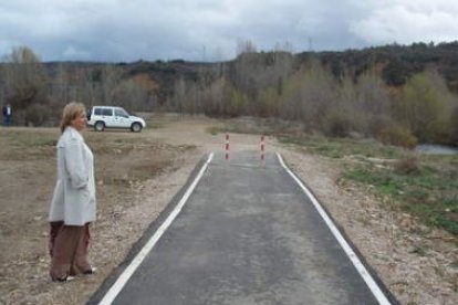 La concejala Manoli Ordás visitó ayer los terrenos que darán continuidad al carril bici desde Villam