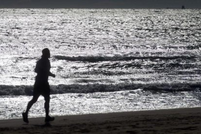 Un corredor en la playa Llarga de Tarragona.