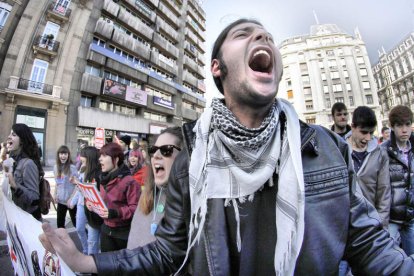 Los estudiantes se unieron a mediodía al piquete que recorrió el centro de la ciudad.