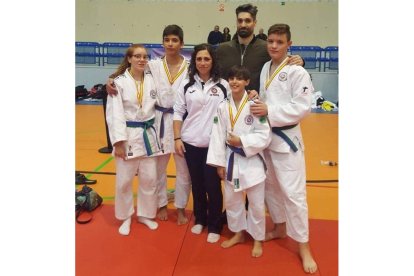 Los cuatro judocas medallistas posan con su entrenadora Sara Terán. DL