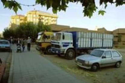 Dos vehículos pesados, en una imagen de archivo, aparcados en un solar de una calle de León